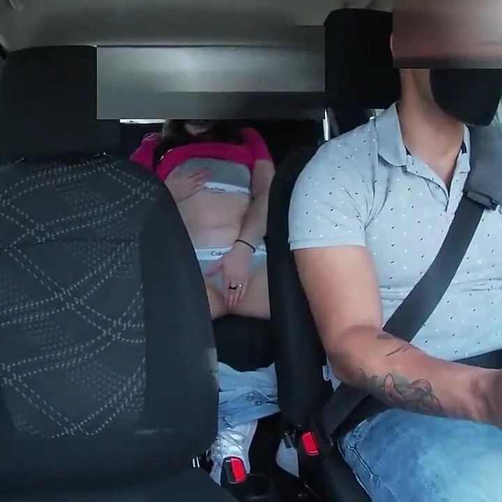 Красивая молодая девушка мастурбирует внутри моего Uber и не понимает, что я снимаю ее на видео