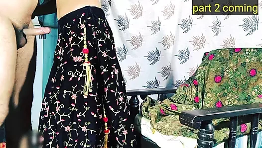 Seksi güzel Hintli gujarati üvey kız kardeş şehvetli bir şekilde yarak emiyor