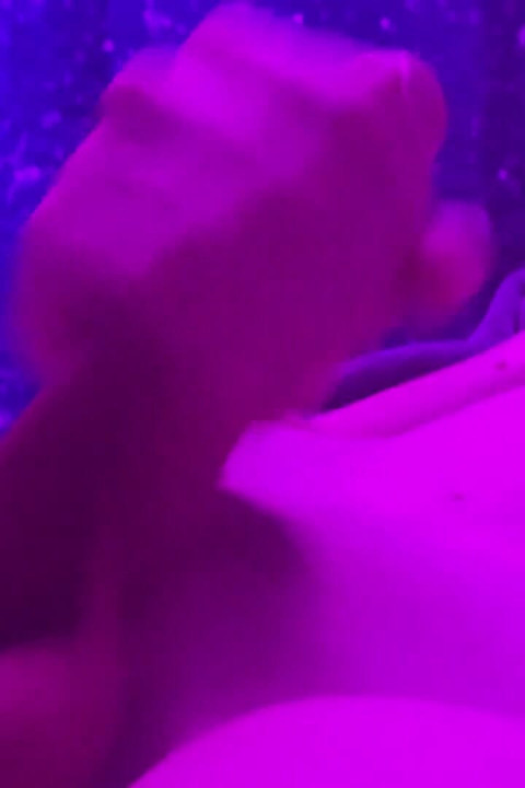 Kızıl saçlı genç kız yatmadan önce hızlı orgazm oluyor