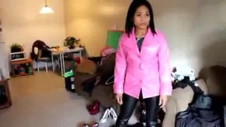 Asyalı pembe pvc ceket ve siyah deri pantolon