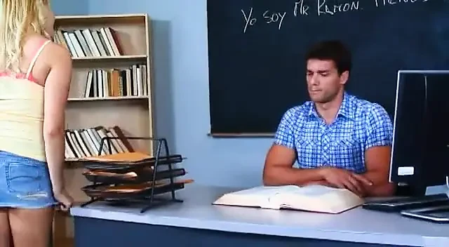 Öğretmenimin büyük bir yarağı var!