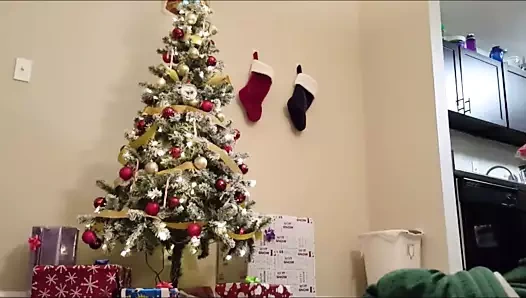 Noel ağacının önünde lanet