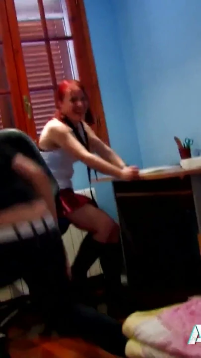 Redhead genç öğrenci tania var bir büyük göt ve kaba seks | Klip 1