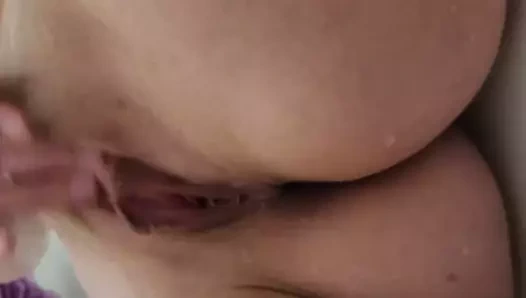 Genç parmak ona kremsi kedi içinde duş