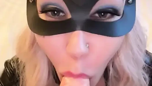 Sarışın bir trans oyuncak ve sütle oynuyor