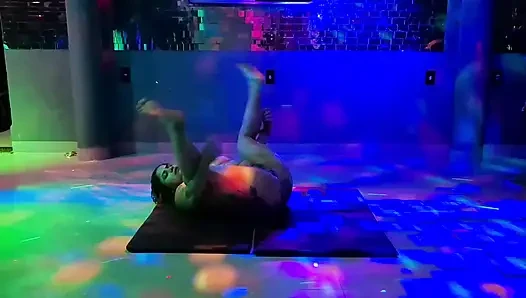 COUPLE STARTS HAVING SEX IN THE CLUB DURING A NIGHTCLUB SHOW