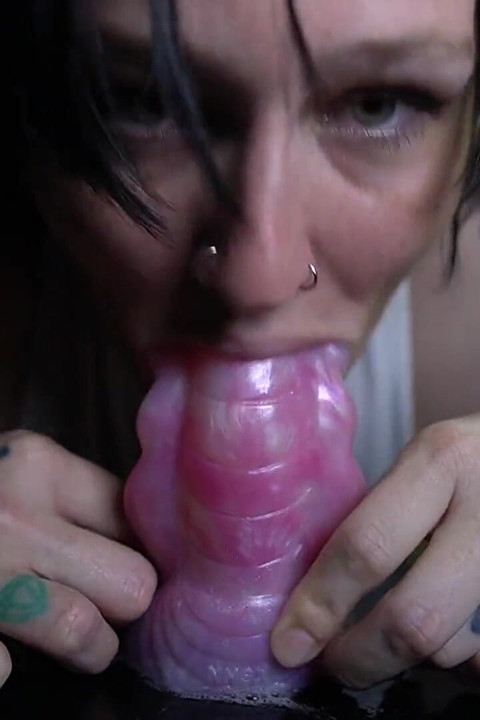 Büyük dildo ile dişsiz boğaz eğitimi