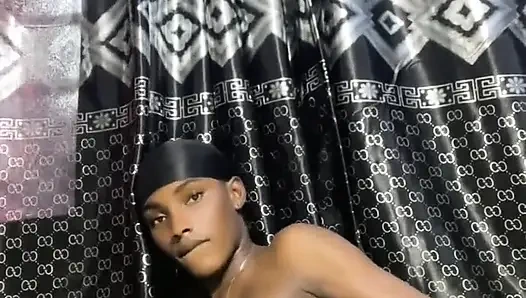 Seksi twink evde tek başına yaramazlık yapıyor 1