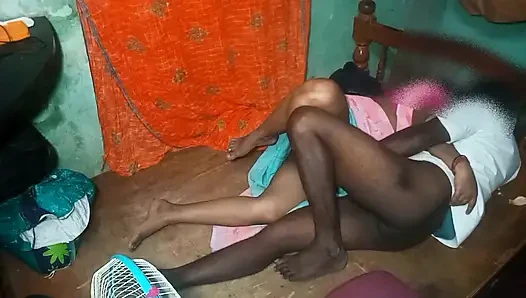 Kerala evli kadın kocasının arkadaşıyla seks yapıyor