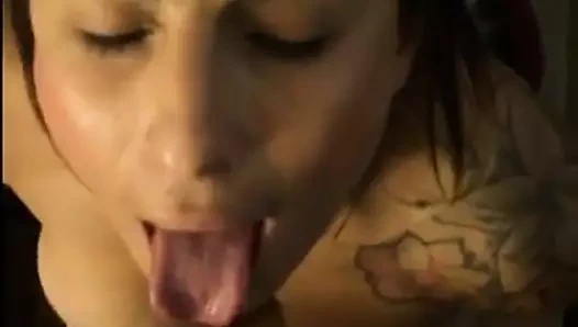 Dövmeli milf gets yüz ile dil dışarı