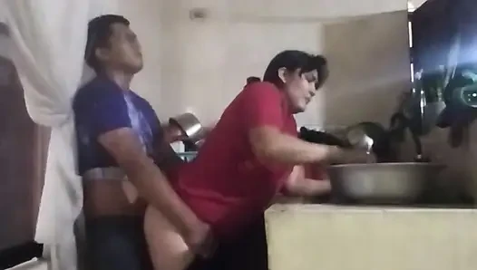 Karım oturma odasındayken hizmetçiyi mutfakta sikiyorum