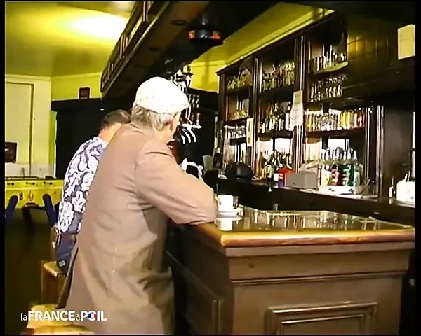 Barın patronu Carole, küçük beyaz önlüğüyle grup seks yapıyor!