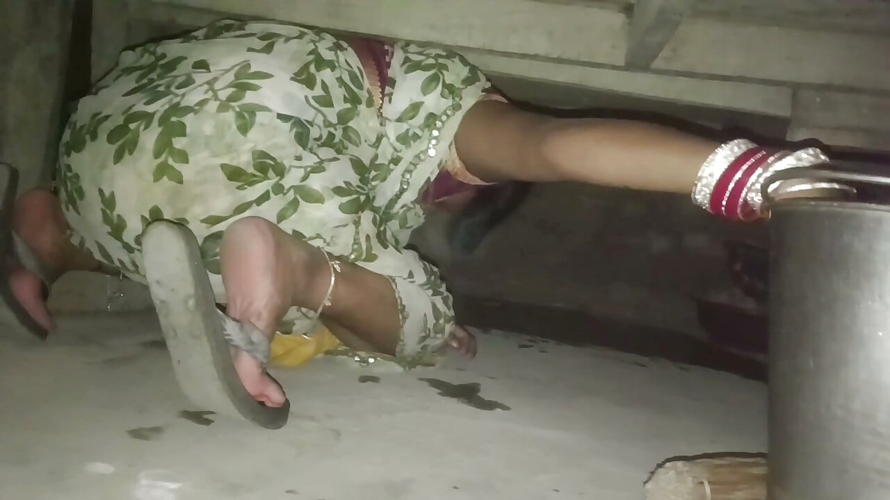 Sıcak bhabhi landdan su çıkardı, el ile handjob hindi ses