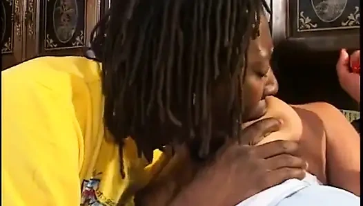 Zenci adam yatak odasında ateşli zenci sürtük tarafından yarağını emdiriyor