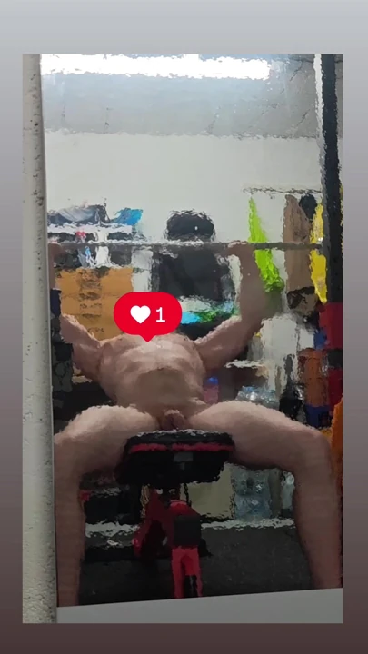 Eğimli bench press yaparken kısa çıplak video