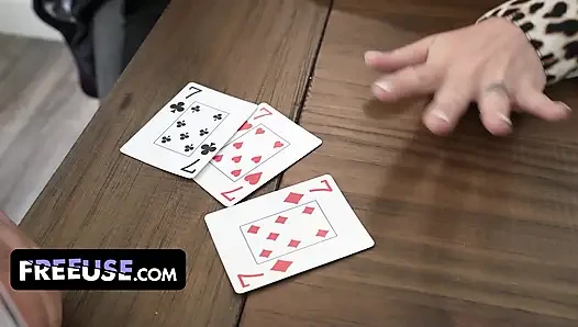 İri göğüslü tombul üvey anne Charli Phoenix şanslı üvey oğlunu baştan çıkarıyor ve sikiyor