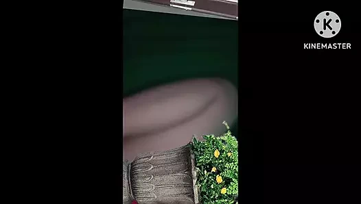 Genç üvey erkek kardeş banyoda porno video izlerken mastürbasyon yapıyor ve üvey kız kardeş onu yakaladı