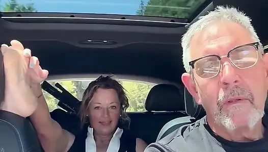 Evli kadın birden fazla orgazm yaşıyor, yolculuk, arka koltuk, erkeğini azdırıyor
