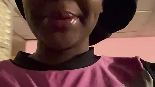 Bugün FaceTime görüntülü görüşmesinde bir hayranımı sikiyorum
