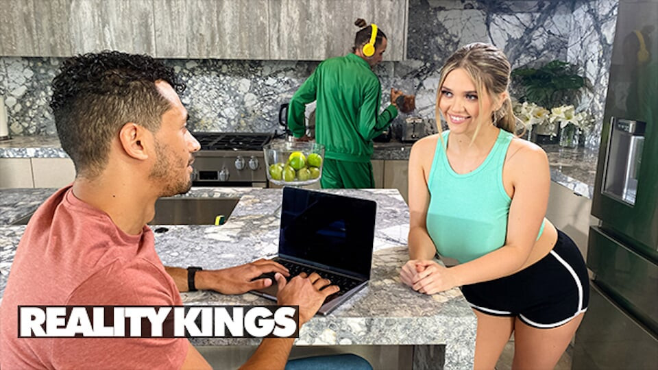 Reality kings - Angie Faith erkek arkadaşının oda arkadaşını göğüsleriyle baştan çıkarıyor ve arkasından sikiliyor