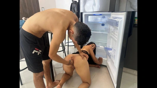 Üvey erkek kardeşimi buzdolabını temizleme karşılığında beni sikmeye ikna ediyorum ve sonunda amcığıma boşalıyor