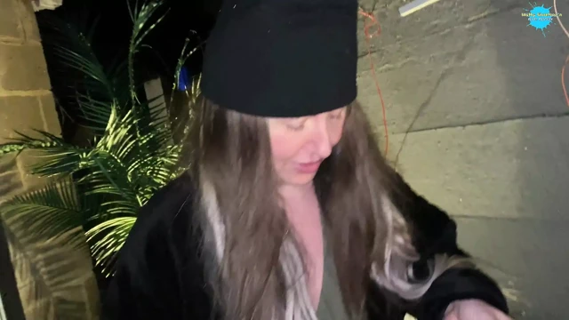 Sokak kızı kendini bir ağaç testeresiyle becermek için aşağılandı!!