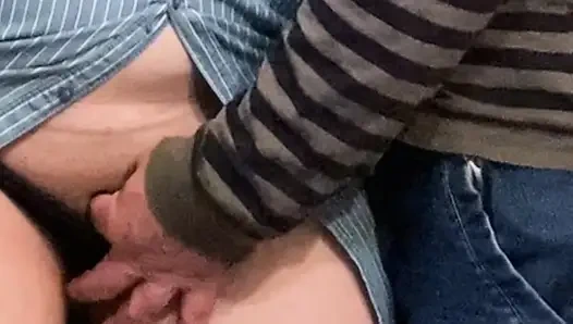 Rastgele yabancının elbisenin altında yapışkan parmakları