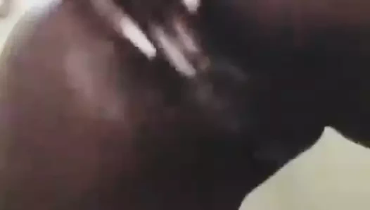 Jamaikalı genç kızın göt deliğini parmaklıyor, edepsiz sürtük anal genç