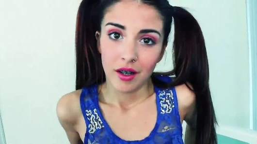 Exxxtrasmall - at kuyruklu genç sıkı kedi gergin alır