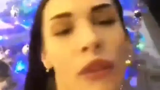 Ateşli kız Noel hediyesi verir