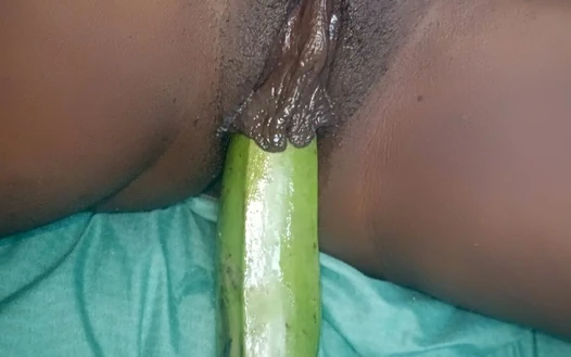 Geceleri muz kullanarak sikişiyor