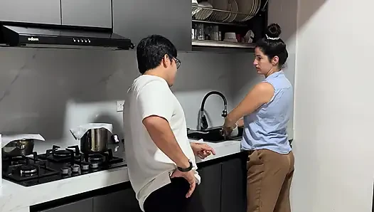 Üvey kız kardeşim mutfakta yalnızken bana götünü veriyor!