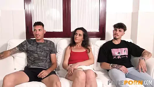 Amatör anne 2 genç erkeği test ediyor! o deli deli :-d