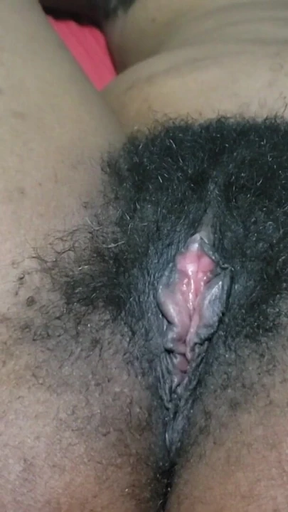 Yalnız kıllı orta yaşlı seksi kadın amını olgun özgüvenle, doğal amı ve samimi kendini seven enerjiyle gösteriyor | Klip 1