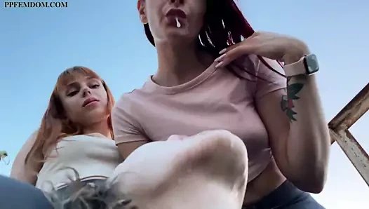 Lezdom – halka açık tükürme ve dommes ile sigara aşağılama