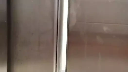 Gönderici alıcı banyoda Titflash