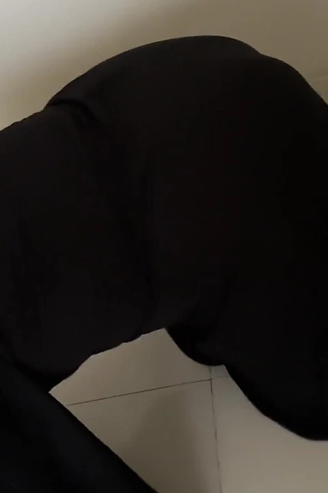 Suudi Arabistan'da kafası sıkışınca güzel bir hizmetçiyi sikiyor