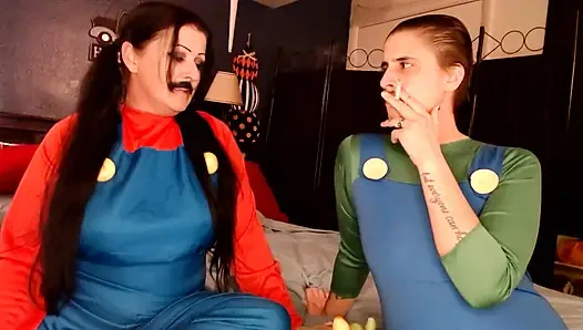 Cadılar Bayramı kostümlü sigara molası