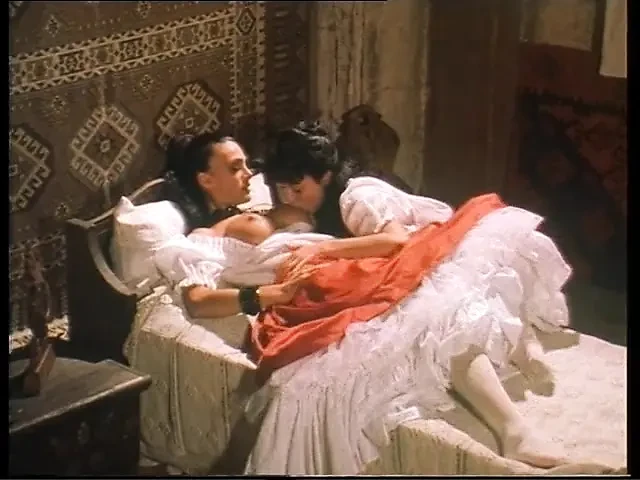 Büyük memeli iki ateşli lezbiyen yalıyor