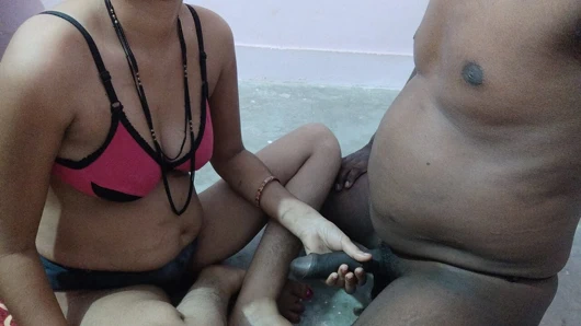 Marathi Hintli evli kadın kocasını kayınbiraderi ile aldatıyor