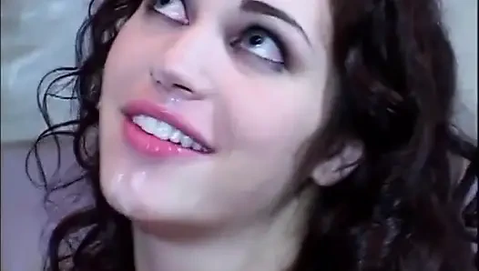 Seksi minyon amcık yalama amcık domalma pozisyonunda sikişiyor