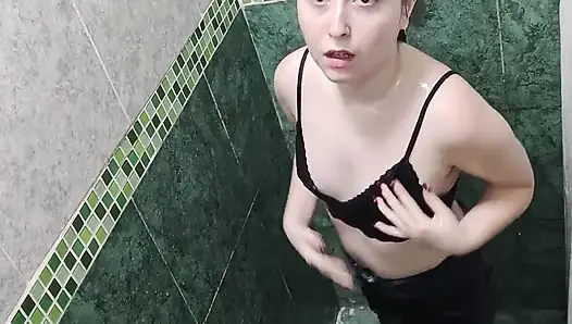 Kıyafetlerimle banyo yapıyor