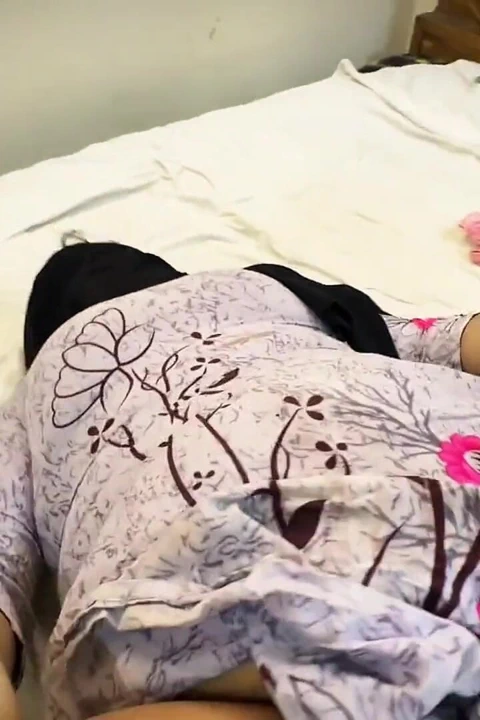 Orta yaşlı seksi kadın yabancı adamlar tarafından sikiliyor