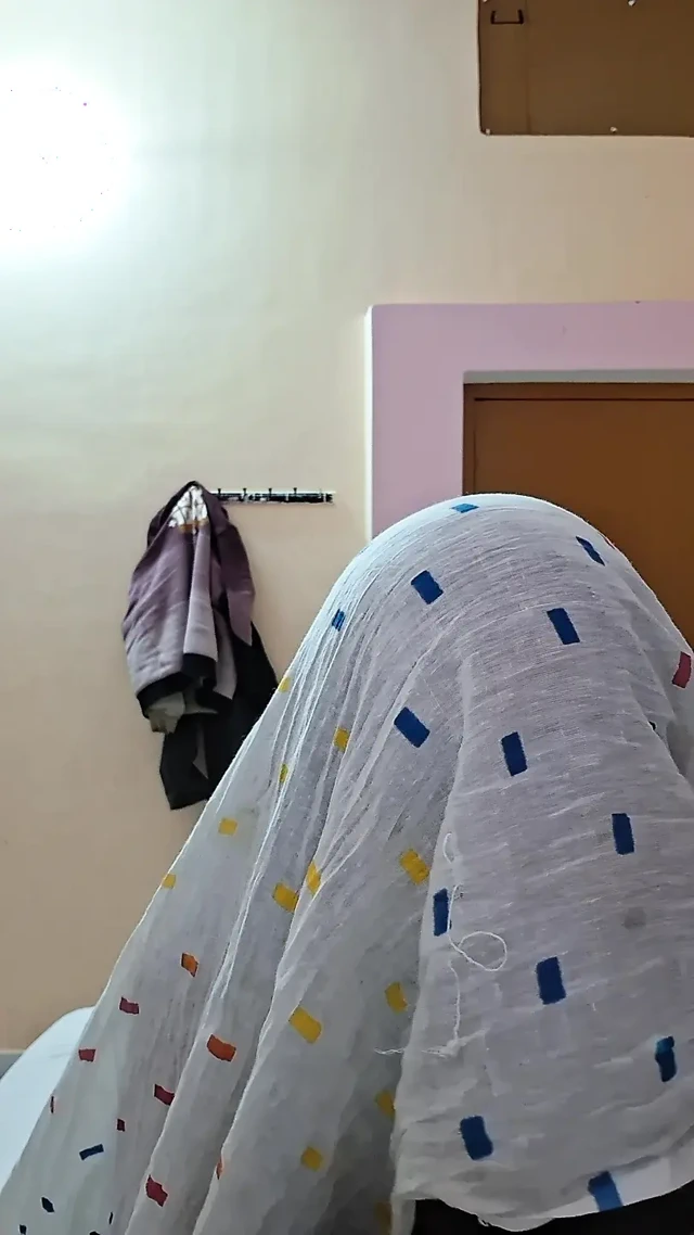 Ateşli Hintli desi üvey anne otel odasında kocasıyla seks yapıyor