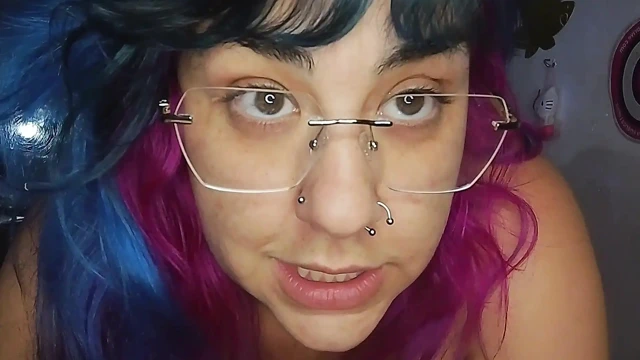 Dildo popoma sığmadı ve oynamak için parmaklarımı içeri soktum