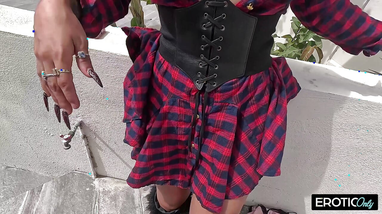 Kızıl saçlı dövmeli hatun vahşi fetiş sikiş sahnesinde açık havada yaşlı adama sert biniyor