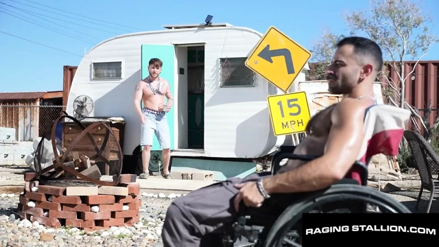 Azgın aygır - karavan parkı Hunk sikiliyor - diego vox colt spence'in büyük çıplak yarağını alıyor