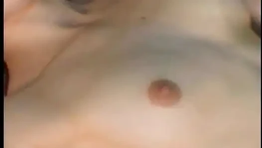 Harika götlü seksi hatun amını sert kalın bir yarağa kaydırıyor