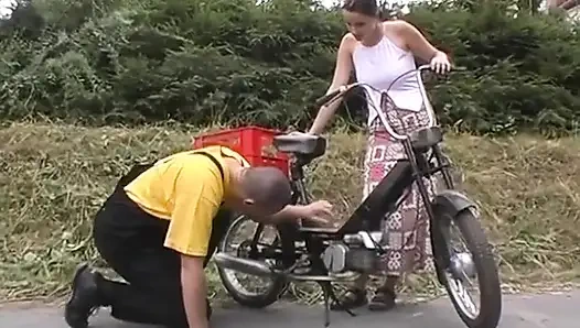 Güzel bir esmerin üzerinde karşı konulmaz göğüsler