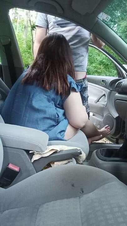Dogging karısı kocasını aldatıyor ve yabancının büyük horozunu emiyor